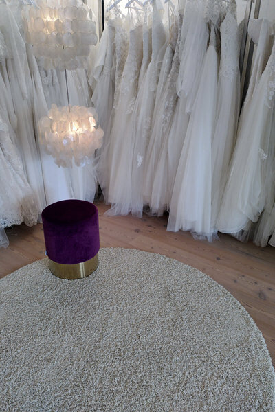 Alle Hochzeitskleider werden für die Braut angepasst Anpassen